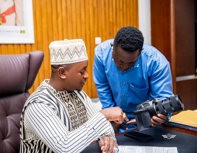 Aguero Nova présentant les images à une autorité