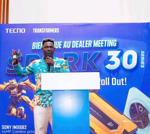 Aguero Nova présentant au dealer meeting TECNO Spark 30