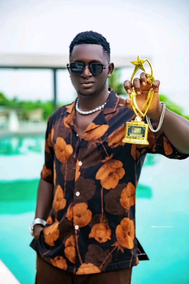 Aguero Nova tenant le trophée doré des Zikomo Africa Awards